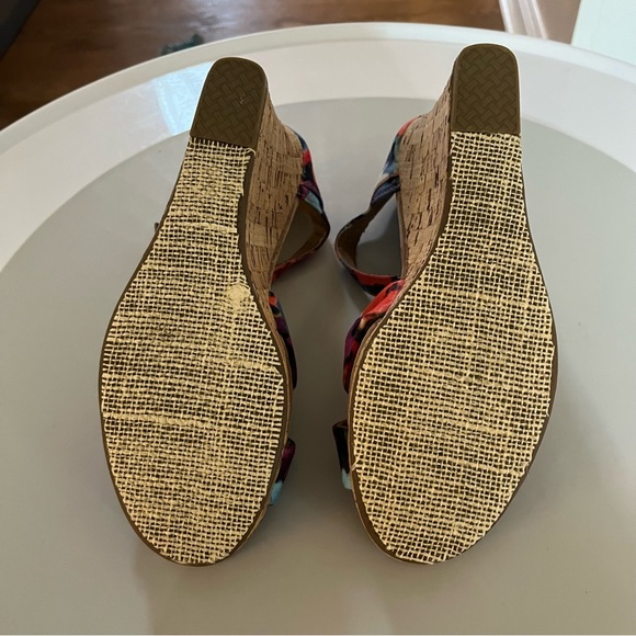 Like-new TOMS Oahu Wedge - size 8.5 - Picture 3 of 4